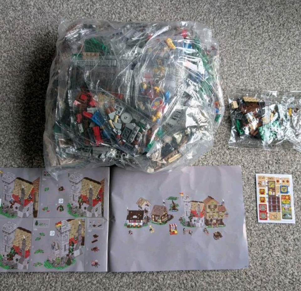 10332 Medieval Town Square Market Village Buildings Set + 8 Minifigures