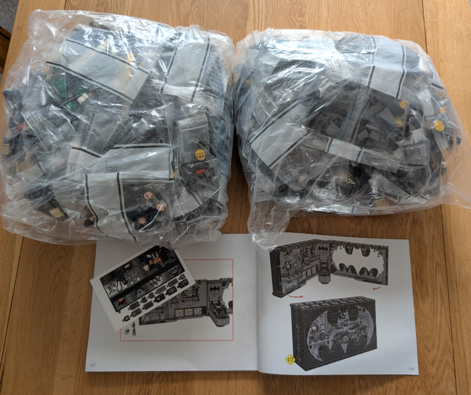 76252 Bat Cave Shadow Box with Figures 3981 pcs New